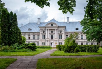 Qui vivait dans les manoirs dans le passé ?